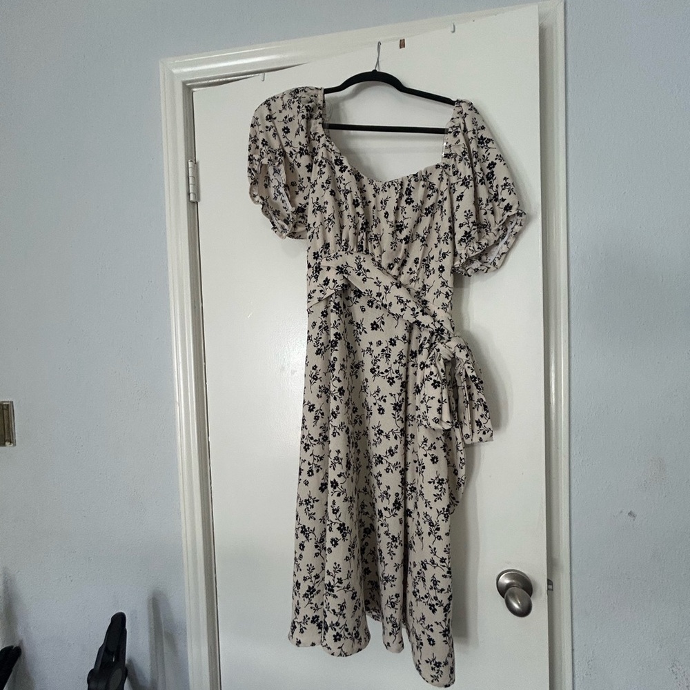 Chic Floral Midi Dress with Puff Sleeves
